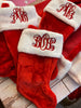 Calcetín de Navidad bordado con monograma de peluche rojo y blanco, calcetín de Navidad bordado personalizado, decoración de Navidad familiar, regalo personalizado