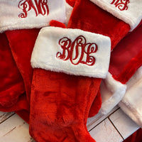 Calcetín de Navidad bordado con monograma de peluche rojo y blanco, calcetín de Navidad bordado personalizado, decoración de Navidad familiar, regalo personalizado